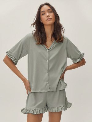 ]Ribbed Pajama Shirt & Shorts with Ruffle Details